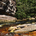Głazy w rzece Rio Churun